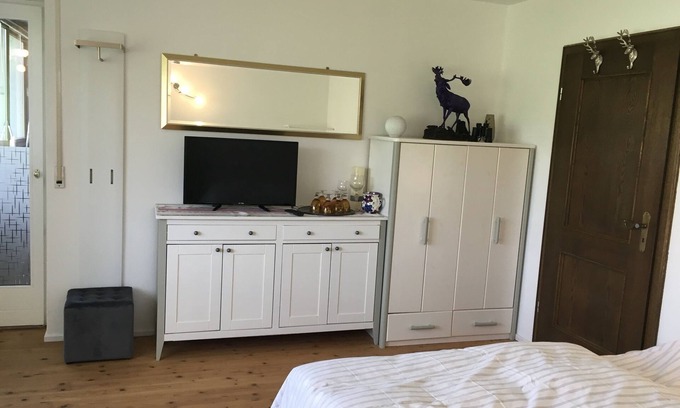Siegsdorf Apartamento | Ferienwohnung Am Moosweg, 100qm, Terrasse, 1 Schlafzimmer, 1 Wohnzimmer, max 4 Pers