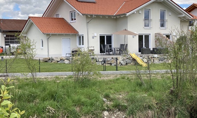 Oberhausen Apartamento | Ferienwohnung an der Ach mit Großer Terrasse und Garten