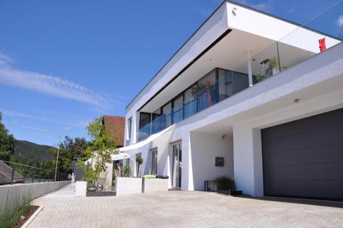 Riedenburg Apartamento | Ferienwohnung Burgenblick mit Blick auf Riedenburg