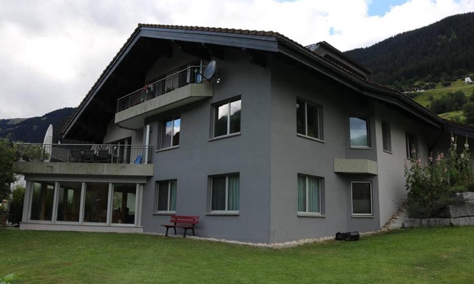 Sumvitg Apartamento | Ferienwohnung für 5 Personen in Cumpadials, inmitten der Surselva