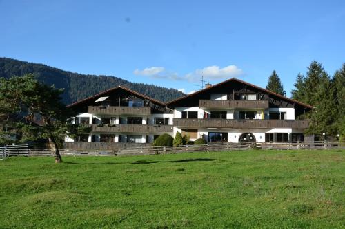 Muhldorfl Apartamento | Ferienwohnung Farchanter Alm mit Schlafzimmer, Wohnzimmer und Schlafnische