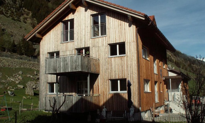 Wassen Apartamento | Ferienwohnung Gästehaus Fürlauwi