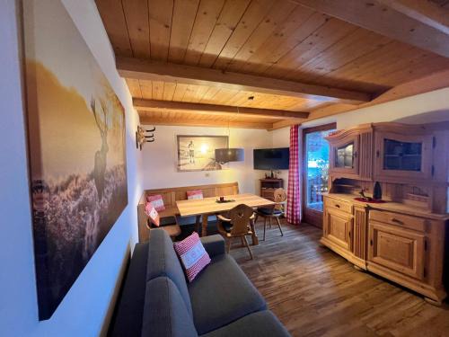Stumm Apartamento | Ferienwohnung Gamsbock Panorama View Balkon, Gartensauna, Garten, Grillplatz