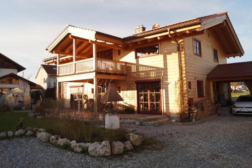 Wielenbach Apartamento | Ferienwohnung im gemütlichen Blockhaus vor den Bergen