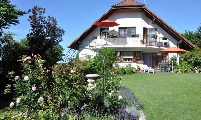 Ebenweiler Apartamento | Ferienwohnung im Rosengarten