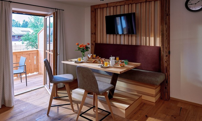 Chieming Apartamento | Ferienwohnung Segelboot, 1-4pers., 2 Sep. SZ, 1.og, Balkon mit Chiemseeblick