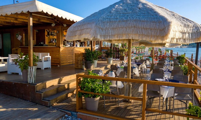 Mattinata Casa | Ferienwohnung Ulivo mit Pool und Privatstrand
