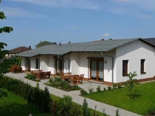 Neuendorf Apartamento | Ferienwohnung Zeesenboot mit möblierter Terrasse