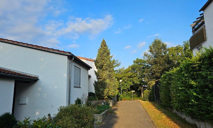 Ulm Casa | Ferienzimmer bei Thomas - Gemütliches Schlaf- und Wohnzimmer mit modernem Bad