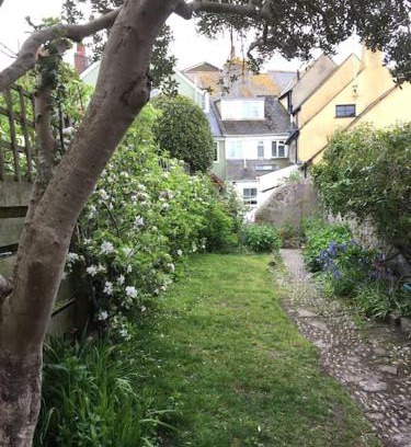 Lyme Regis Casa | Fermaine, 50m from sea, garden, dogs, town centre