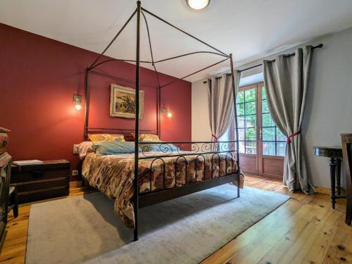 Saint-Romain-Lachalm Cama Y Desayuno | Ferme de charme avec piscine et tennis privés - FR-1-582-496