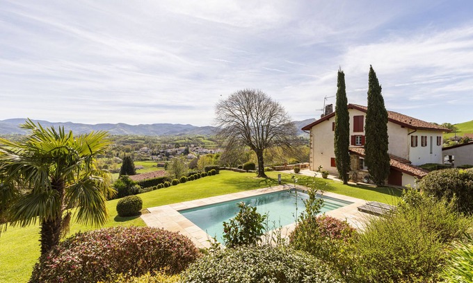 Sare Casa | Ferme Labourdine avec piscine 5 étoiles - Sare
