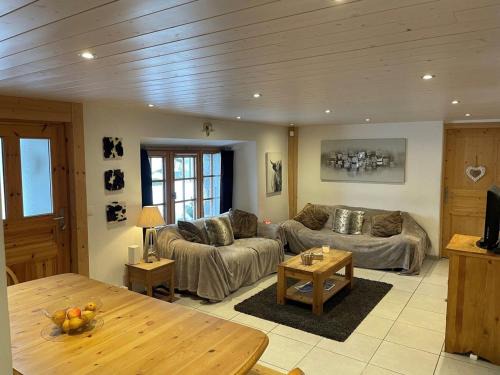 Les Carroz-d'Araches Apartamento | Ferme rénovée 4 ch, 3 sdb, PARKING, WIFI, proche pistes et commerces - FR-1-572-25