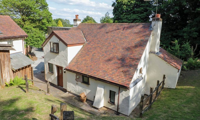 Cofton Hackett Cabaña | FERN COTTAGE, pet friendly, with open fire in Cofton Hackett