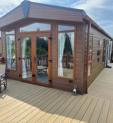 Stonham Aspal Otro | Fern Lodge with Hot Tub