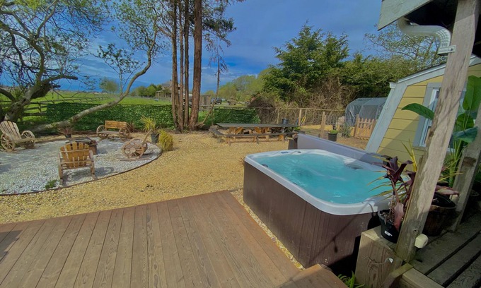 Ferndale Casa | Ferndale Retreat! Entertaining house with Hot-tub, back yard, & BBQ.
