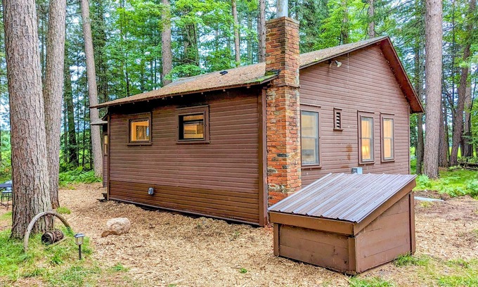 Rhinelander Cabina | Fernwood Cabin | Riverside Retreat | Firepit, Kayaks, Dog-Friendly