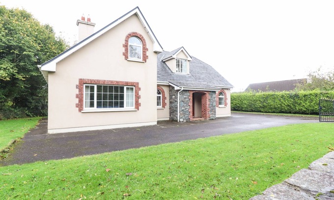 Killarney Cabaña | FERNWOOD, pet friendly, with open fire in Killarney, County Kerry