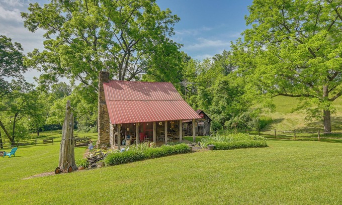 Smith River Cabina | Ferrum Rustic Cabin in the Valley w/ Fire Pit
