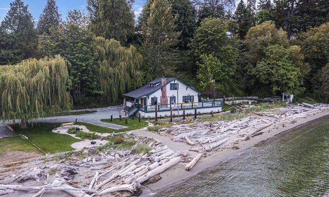 Clinton Casa | Ferry Cove - Private low bank beachfront property.