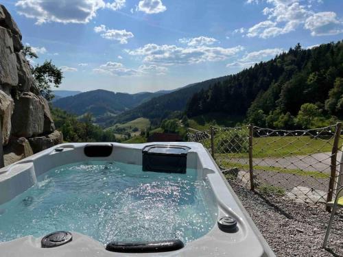 Hausach Apartamento | FeWo mit Whirlpool, Infrarot-Sauna & Schwarzwaldblick