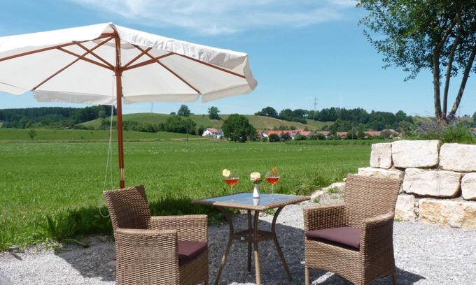 Stocken Apartamento | FeWo Sonnenplatz en el campo con una vista maravillosa de prados y montañas