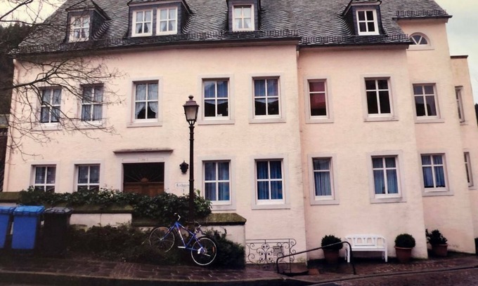 Neuerburg Apartamento | Fewo Südeifel - 2-bed vacation apartment, shower/WC up to 4 pers.