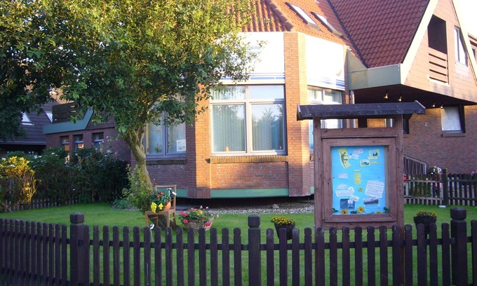 Neuharlingersiel Apartamento | FEWO2 para familias, también con un perro, vista del dique y un corto paseo a la playa.