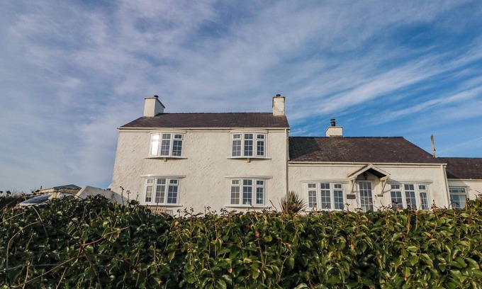 Holyhead Cabaña | FFERM PORTHDAFARCH SOUTH FARM HOUSE, pet friendly in Trearddur Bay