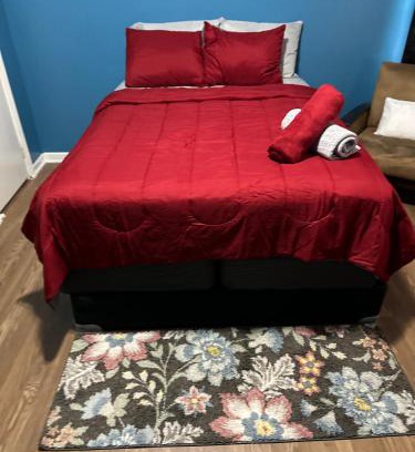 Newark Casa | Fidelia Garnet Room, Queen Bed Minutes from Newark Liberty International Airport and Newark Penn Station