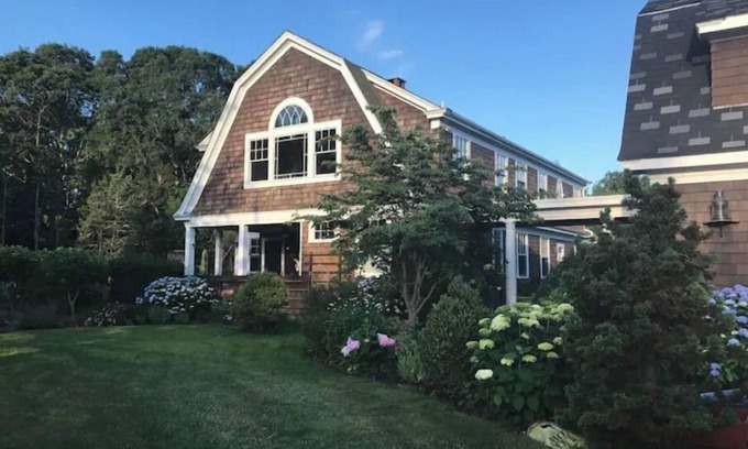 Saunderstown Casa | Field House, entire house Plum Beach, RI,