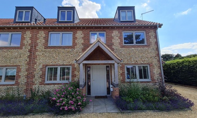 Ringstead Casa | Field View