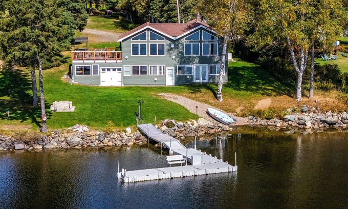 Rangeley Casa | Chartier - Amplia casa con agradable área de césped que conduce al lago Rangeley