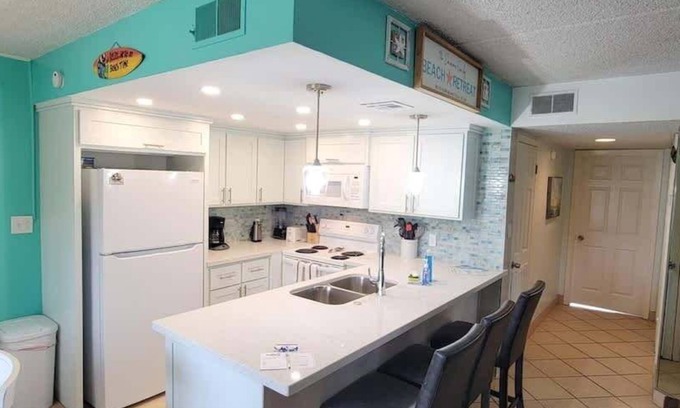 South Padre Island Condominio | Fiesta Sol #110 2 Bedroom Home by RedAwning