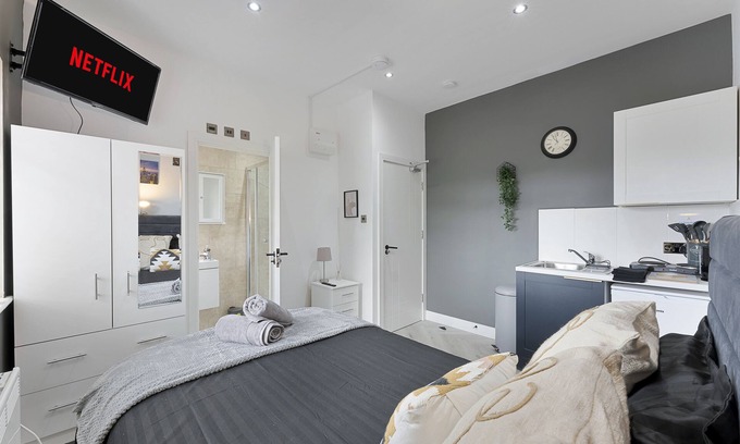 Hanger Hill Apartamento | Fifty Shades Modern Apartment in Central with 1 bed En-Suite w/free parking