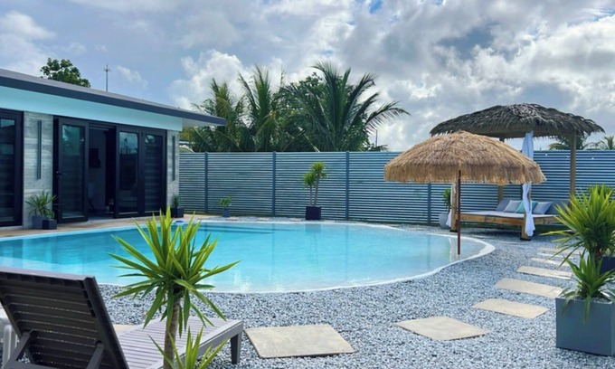 Yeguada Villa | FIJI at BRUSI Villa Romántica con piscina estilo playa (Para parejas).