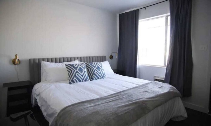 Fillmore Apartamento | Fillmore Lodge: One King Room with Lowest Rates!