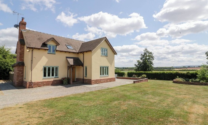 Hay-on-Wye Cabaña | FILLY BROOK, pet friendly, with hot tub in Bishop's Frome