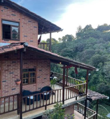 Guarne Casa | Finca Acogedora con Área de BBQ, Parking Privado y Hamacas