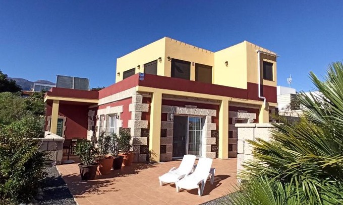 Villa de Arico Apartamento | Finca Aurora quiet holiday flat with pool and great mountain and sea views