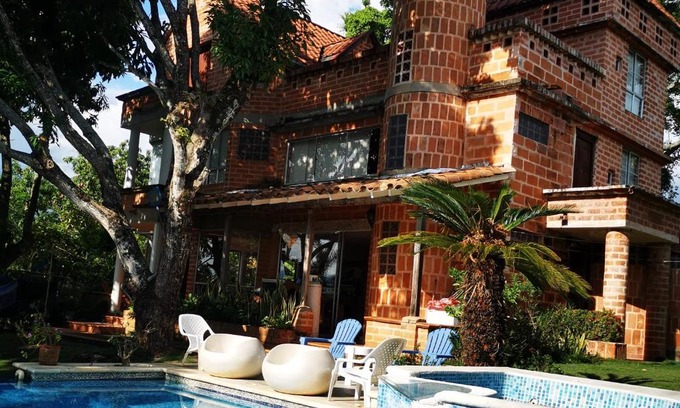 Sopetran Casa | Finca con forma de castillo y piscina en Sopetrán