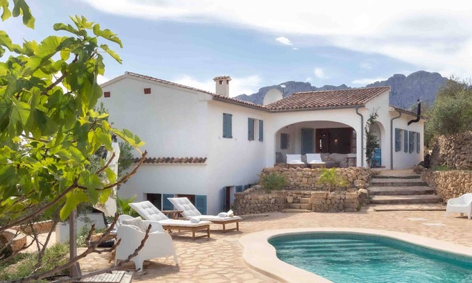 Lliber Otro | Finca Jabali by Richard Rentals