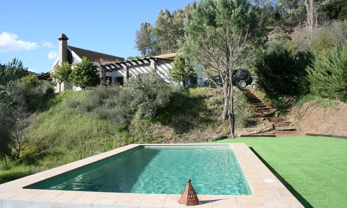 Guaro Otro | Finca La Bendita, lujo rústico en las colinas andaluzas, tiene capacidad para 6 personas, piscina privada