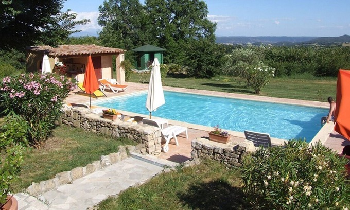 Pierrerue Villa | Casa de campo "Maison Tournesol - Mas de bel Air" con piscina compartida y Wi-Fi
