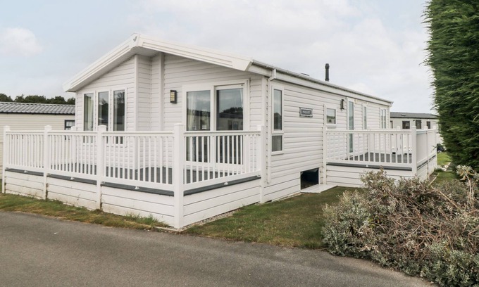Cayton Bay Cabina | FINCH 49, family friendly, country holiday cottage in Cayton
