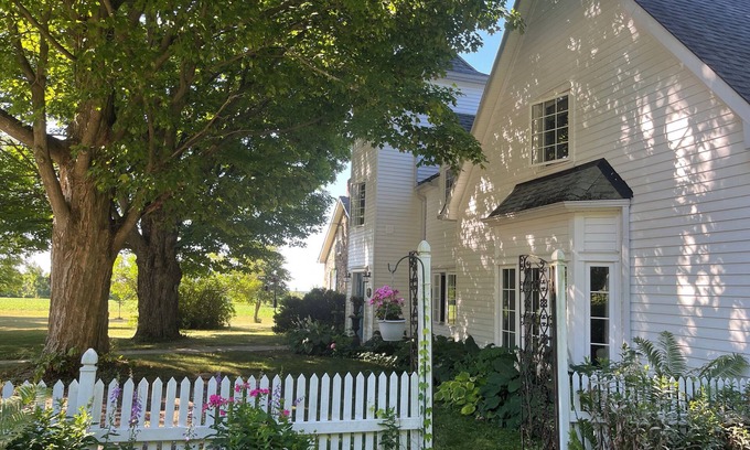 Grafton Casa | Finchstone Guest House, walk to St. Anne's Spa