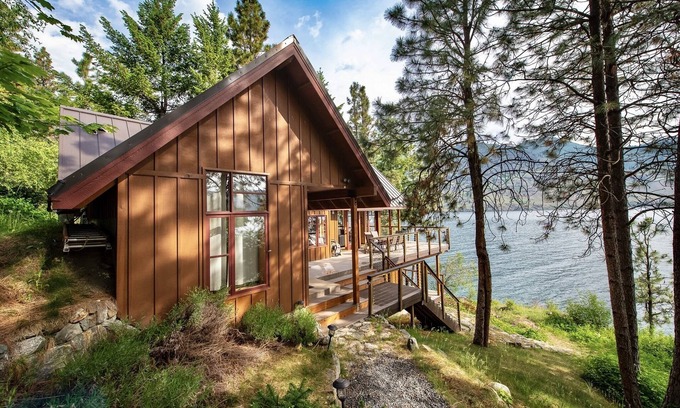 Chelan Cabina | Find serenity with a secluded lakefront cabin | Lake views + Lake Access