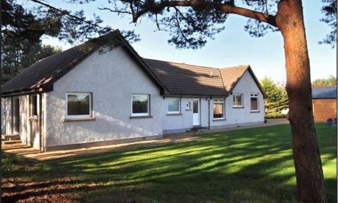 Findhorn Casa | Findhorn Holiday House is a spacious modern bungalow, large garden. New listing.