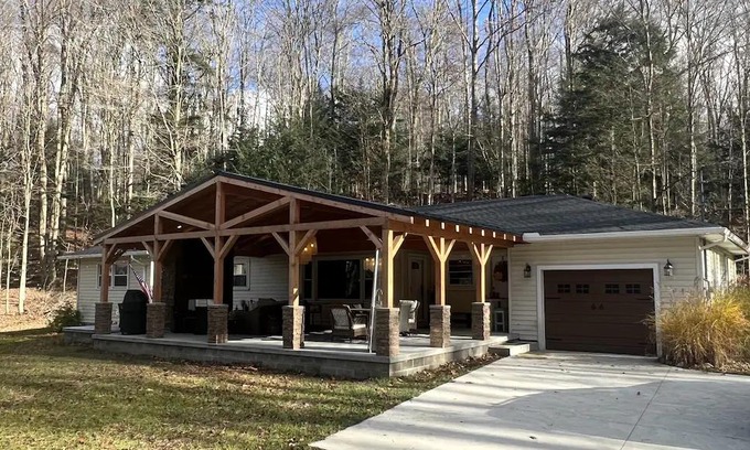 Niobe Casa | Findley Lake- Pfarrhaus- Enjoy 4 seasons of skiing, snowmobiling and the lake.
