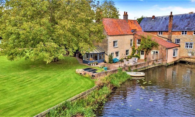 Thrapston Casa | Finest Retreats - Islip Mill House - Beautiful Riverside Home